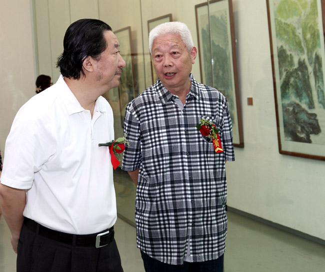 姚伯齐同中国国家画院杨晓阳先生在画展现场