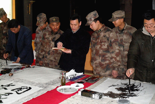 2015送书画进军营 (2).JPG