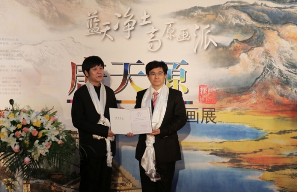 中国人民大学艺术学院执行院长丁方为唐天源颁发中国人民大学艺术学院特聘教授证书
