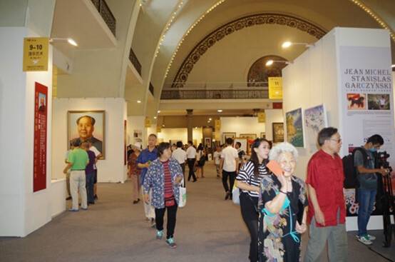 北京艺术博览会现场参观人群络绎不绝