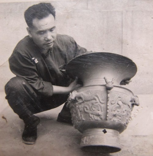 贾文忠的父亲 贾玉波复制青铜器龙虎尊-图片版权归原作者所有