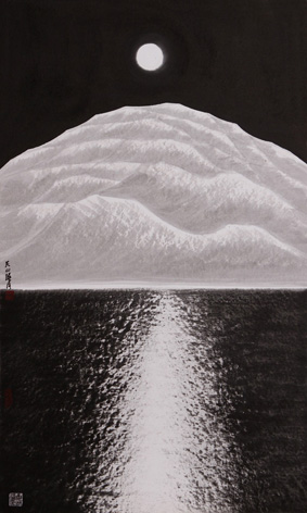 《天山皓月》 夜空月白天垂碧，皓魂长悬江中天。风生水起波心浪，万倾珠影生潋。 耿庆力绘图 陈钦成配诗