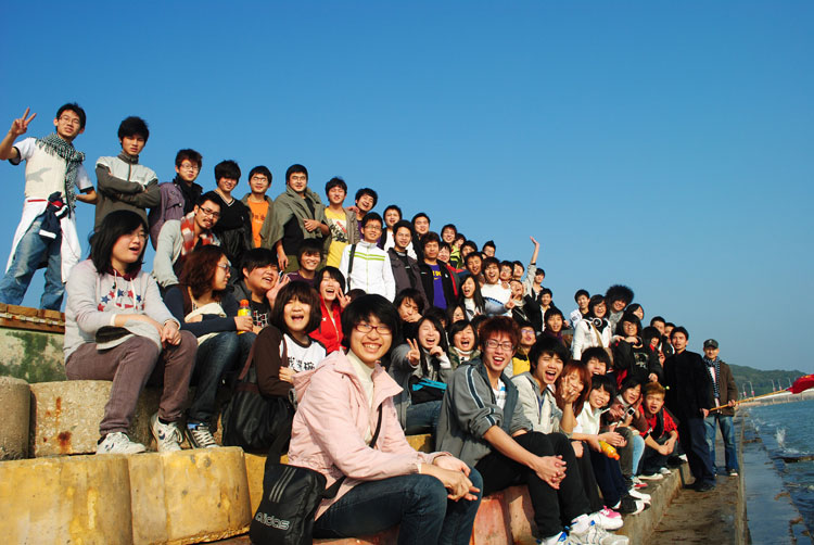 359f9cf22bb3960e409da7991d6b4a26.jpg 京凯艺术学校往届学生合影留.jpg
