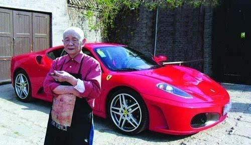 照片说明：93岁的黄永玉大师经常开着法拉利出去兜风