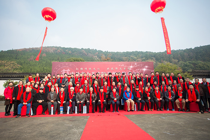 1领导嘉宾与出席仪式的艺术家们合影留念.jpg 1领导嘉宾与出席仪式的艺术家们合影留念.jpg