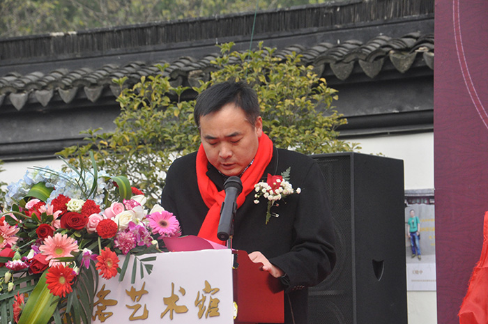 2中外名人艺术院院长王金龙主持揭牌仪式.jpg