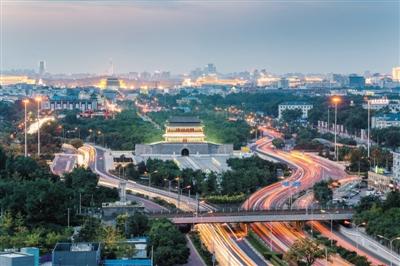 2017年10月3日，北京，国庆节期间中轴线建筑永定门开启景观照明。 图:视觉中国