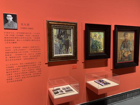 展览现场还展示着相关作品的文献